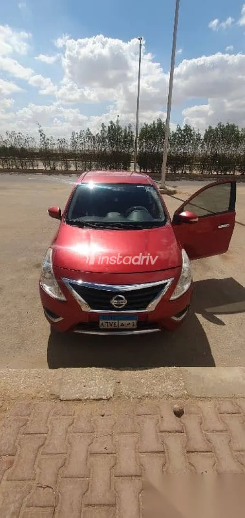 نيسان صنى 2022 أحمر مستعملة للبيع - 2