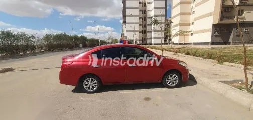 نيسان صنى 2022 أحمر مستعملة للبيع - 4