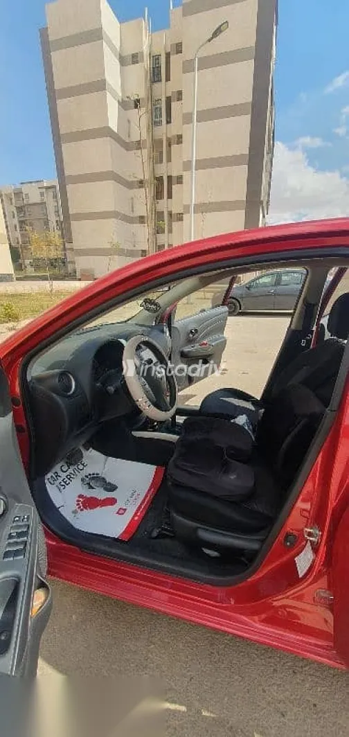 نيسان صنى 2022 أحمر مستعملة للبيع - 5