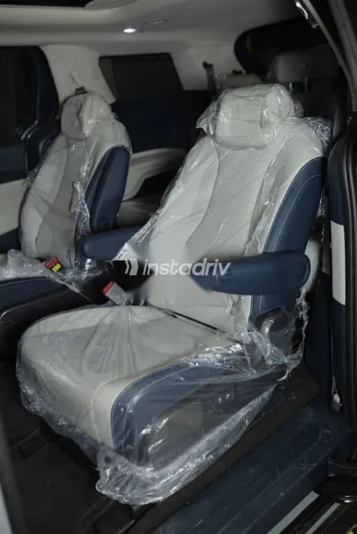 كيا كارنفال 2025 رمادي جديدة للبيع - 3