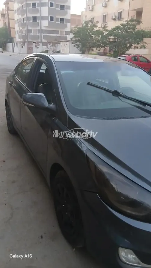 هيونداي اكسنت RB 2012 رمادي غامق مستعملة للبيع - 5