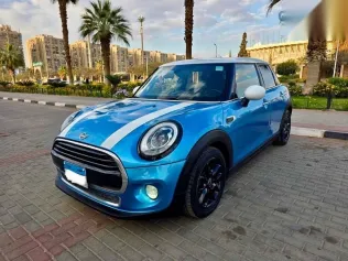 مينى كوبر 2017 أزرق غامق مستعملة للبيع