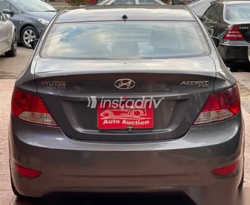 هيونداي اكسنت 2012 رمادي مستعملة للبيع - 4