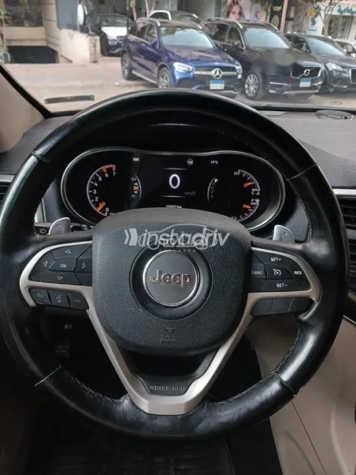 جيب جراند شيروكي 2016 أزرق غامق مستعملة للبيع - 4