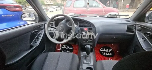 هيونداي افانتي 2001 أحمر غامق مستعملة للبيع - 4