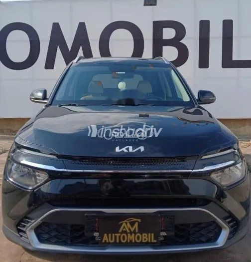 كيا كارينز 2024 أسود مستعملة للبيع - 1