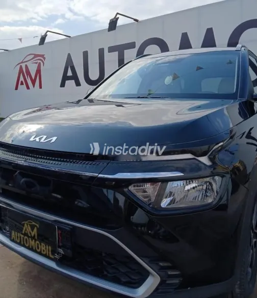 كيا كارينز 2024 أسود مستعملة للبيع - 2