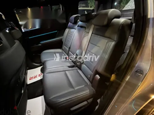 هيونداي سانتامو 2025 فضي مستعملة للبيع - 6