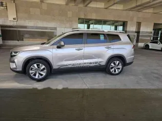 جيلي اوكافانجو 2022 أبيض مستعملة للبيع