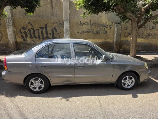 هيونداي فيرنا 2013 فضي مستعملة للبيع - 2