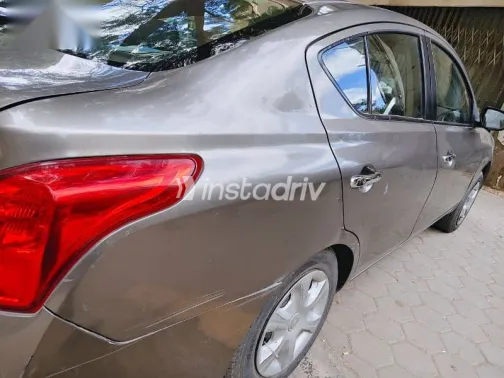 نيسان صنى 2018 ذهبي مستعملة للبيع - 1