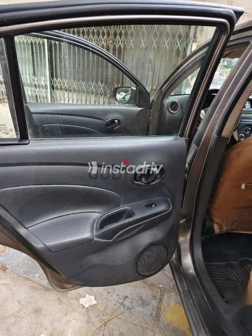 نيسان صنى 2018 ذهبي مستعملة للبيع - 2