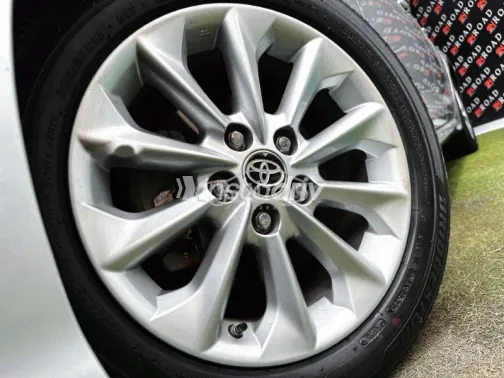 تويوتا كورولا 2021 فضي مستعملة للبيع - 4