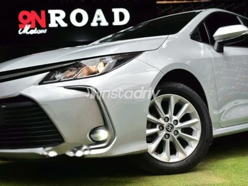 تويوتا كورولا 2021 فضي مستعملة للبيع - 5