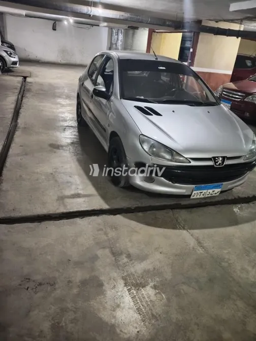 بيجو 206 2001 فضي مستعملة للبيع - 2
