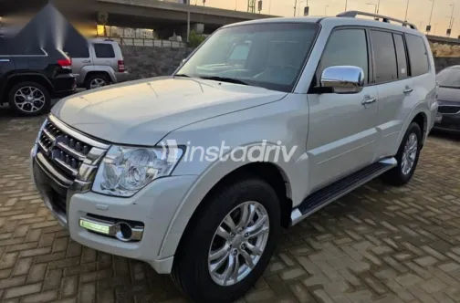 ميتسوبيشي باجيرو 2022 أبيض مستعملة للبيع - 2