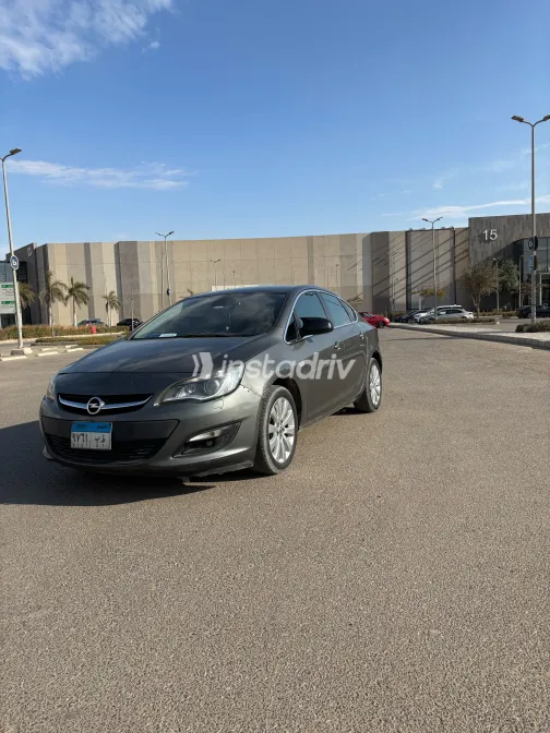 اوبل أسترا 2017 أبيض مستعملة للبيع - 1