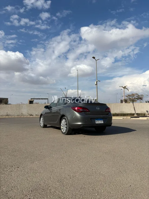 اوبل أسترا 2017 أبيض مستعملة للبيع - 2