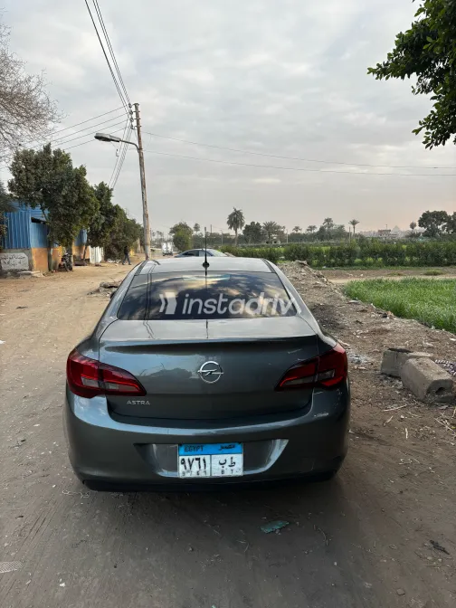 اوبل أسترا 2017 أبيض مستعملة للبيع - 6