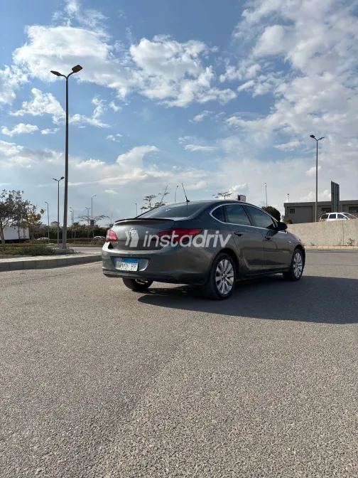 اوبل أسترا 2017 أبيض مستعملة للبيع - 8