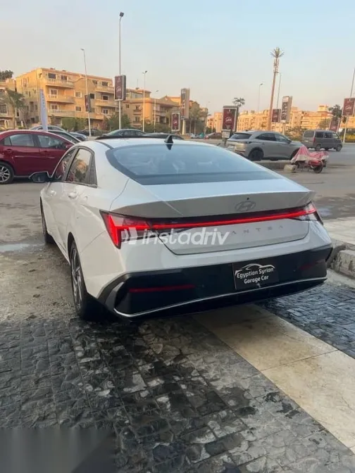 هيونداي إلنترا 2025 أبيض جديدة للبيع - 4