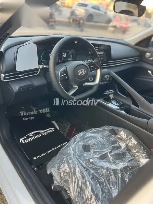 هيونداي إلنترا 2025 أبيض جديدة للبيع - 8