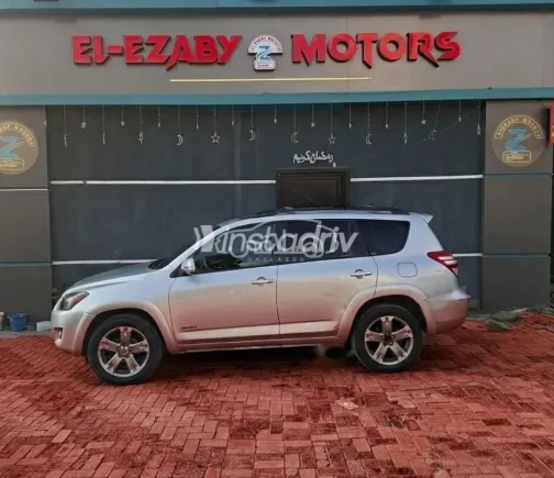 تويوتا راف فور 2010 فضي مستعملة للبيع - 3