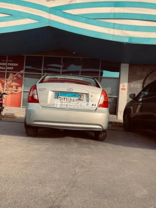 هيونداي اكسنت 2009 فضي مستعملة للبيع - 2