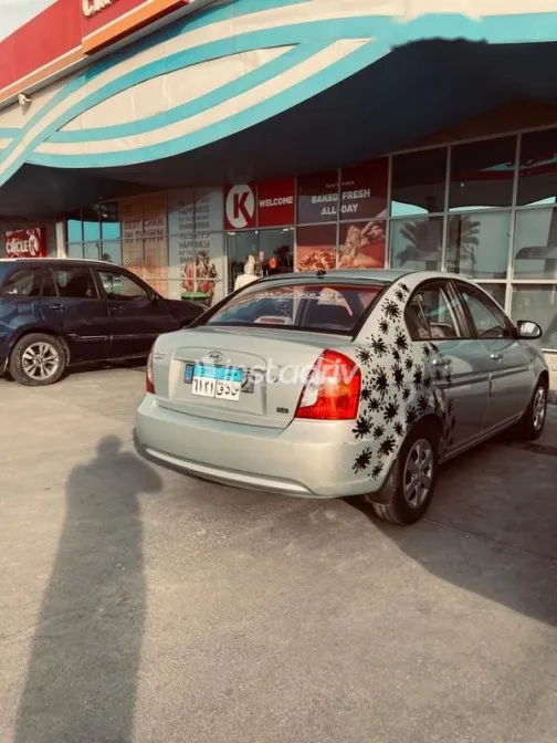 هيونداي اكسنت 2009 فضي مستعملة للبيع - 3