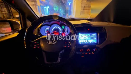 كيا ريو 2012 فضي مستعملة للبيع - 4