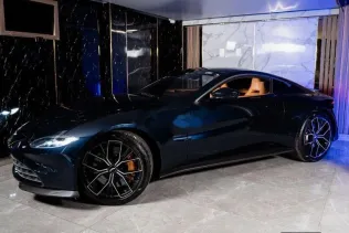 استون مارتن فانتاج 2021 أزرق غامق مستعملة للبيع