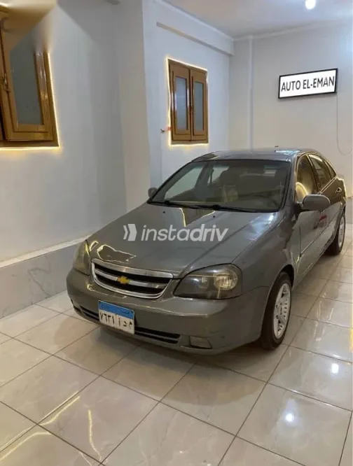 شيفروليه أوبترا 2010 فضي مستعملة للبيع - 2