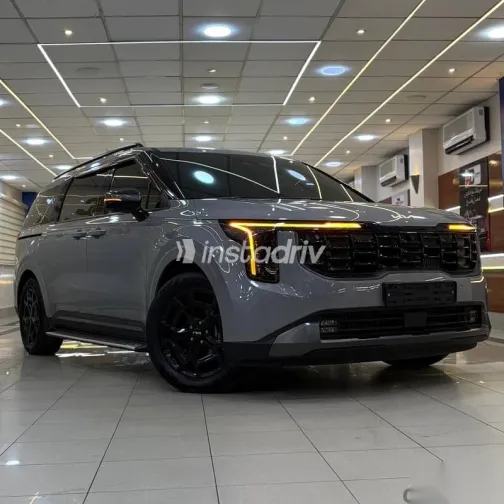 كيا كارنفال 2024 رمادي مستعملة للبيع - 2