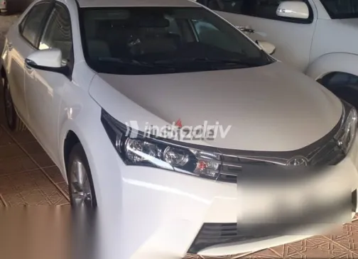 تويوتا كورولا 2015 أبيض مستعملة للبيع - 2