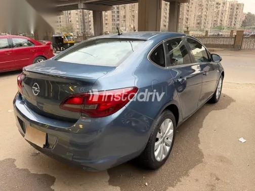 اوبل أسترا 2013 أزرق غامق مستعملة للبيع - 4