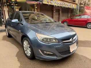 اوبل أسترا 2013 أزرق غامق مستعملة للبيع
