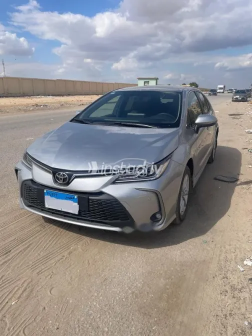 تويوتا كورولا 2024 فضي مستعملة للبيع - 1
