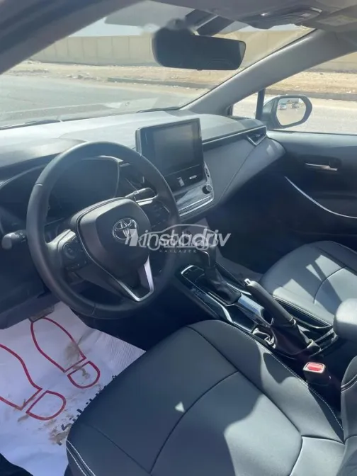 تويوتا كورولا 2024 فضي مستعملة للبيع - 5