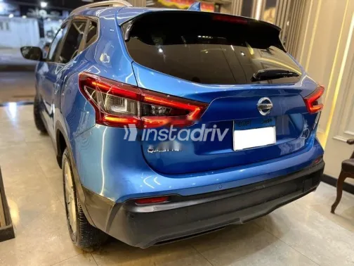 نيسان قشقاي 2018 أزرق غامق مستعملة للبيع - 2