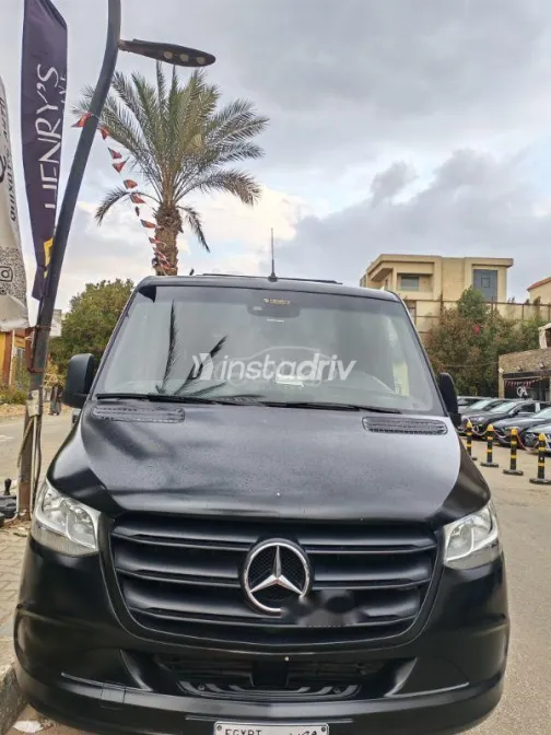 مرسيدس اي كيو في 300 2022 أسود مستعملة للبيع - 1