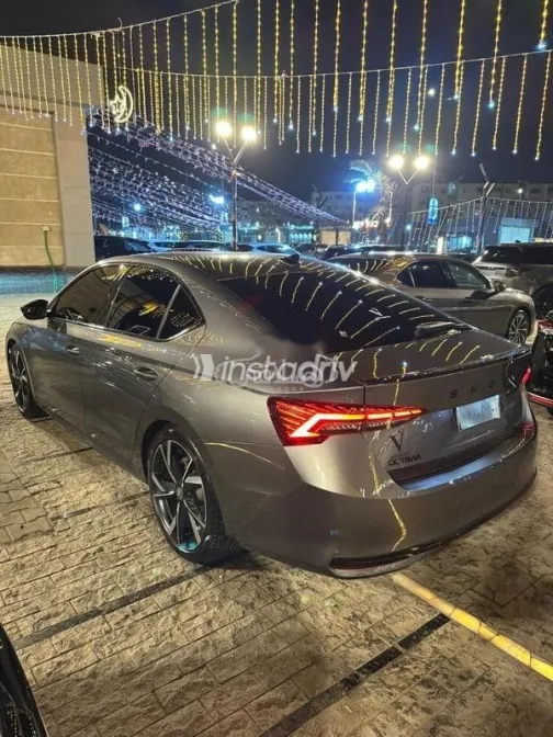 سكودا اوكتافيا 2025 رمادي مستعملة للبيع - 5