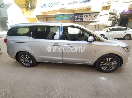 كيا كارنفال 2020 فضي مستعملة للبيع - 2