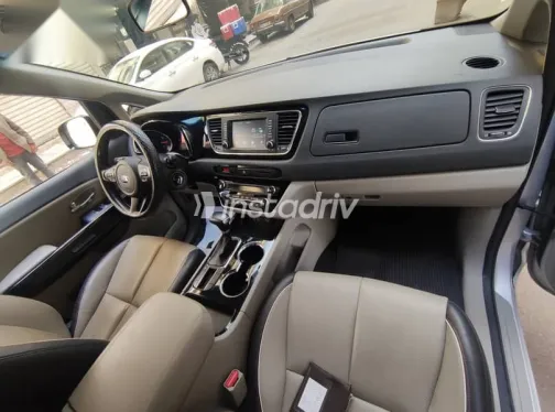 كيا كارنفال 2020 فضي مستعملة للبيع - 3