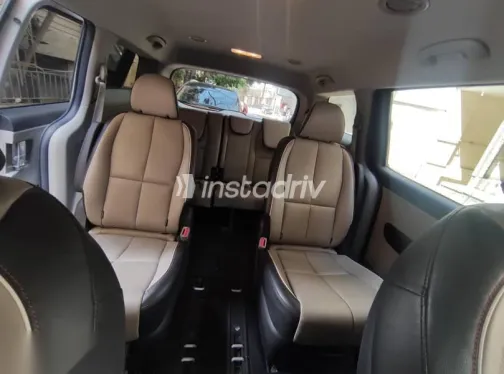 كيا كارنفال 2020 فضي مستعملة للبيع - 5