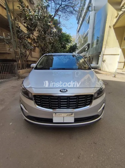 كيا كارنفال 2020 فضي مستعملة للبيع - 6