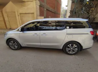 كيا كارنفال 2020 فضي مستعملة للبيع