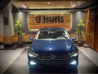 فولكس فاغن باسات 2022 أزرق غامق مستعملة للبيع