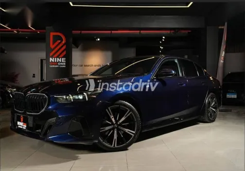 بي ام دبليو 520 2025 أزرق غامق جديدة للبيع - 1