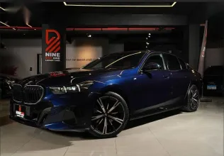 بي ام دبليو 520 2025 أزرق غامق جديدة للبيع