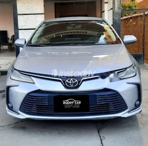 تويوتا كورولا 2021 فضي مستعملة للبيع - 1